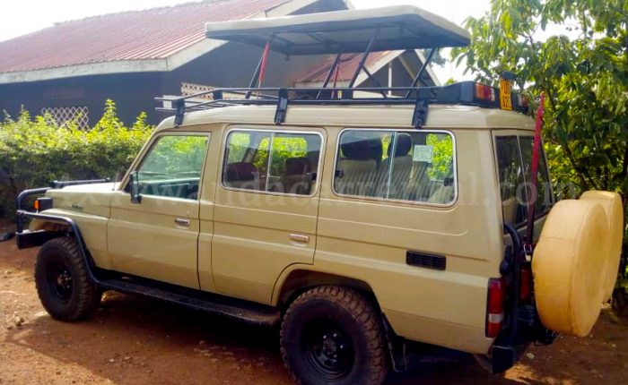 land-cruiser-with-pop-up-roof